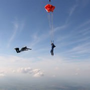 Pessoa em curso de paraquedismo na Sky Company