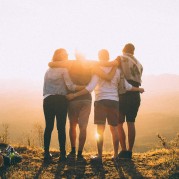 Quatro amigos se abraçando