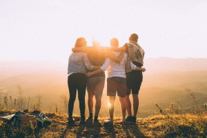 Quatro amigos se abraçando