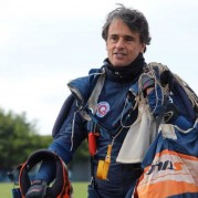 A imagem mostra o instrutor e atleta do paraquedismo Marcelo