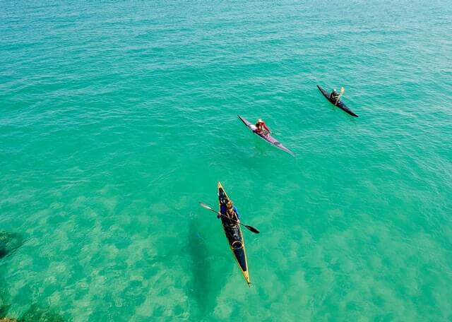 Pessoas em caiaque no mar