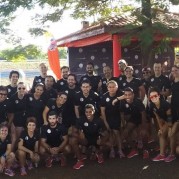 Grupo de pessoas para saltar de paraquedas
