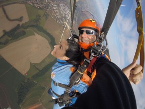 Mulher pousando de paraquedas com instrutor