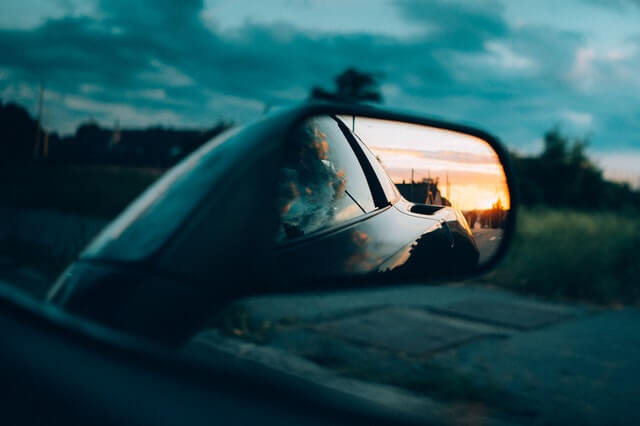 Imagem mostra retrovisor do carro em viagem