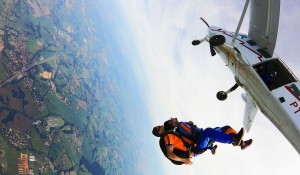 Atleta saltando no Dia do Paraquedista