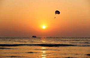 Paraquedista no pôr do sol