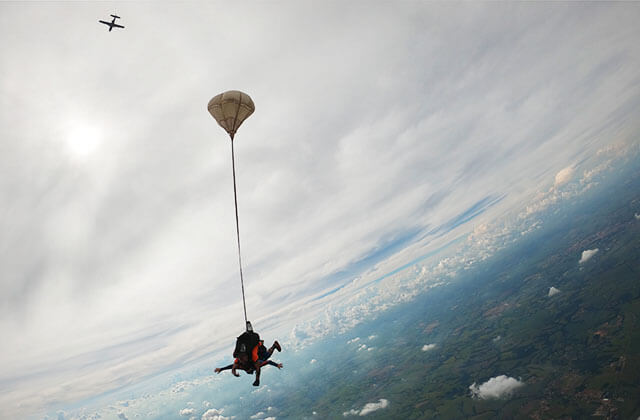 Dia do Paraquedista e salto de paraquedas