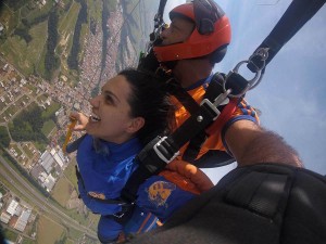 Paraquedista no salto de paraquedas