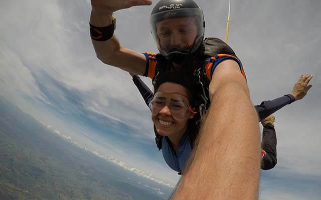 Paraquedista no salto de paraquedas