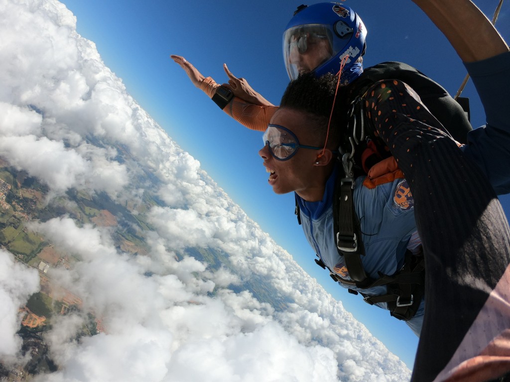 Saiba como aproveitar o salto de paraquedas no natal