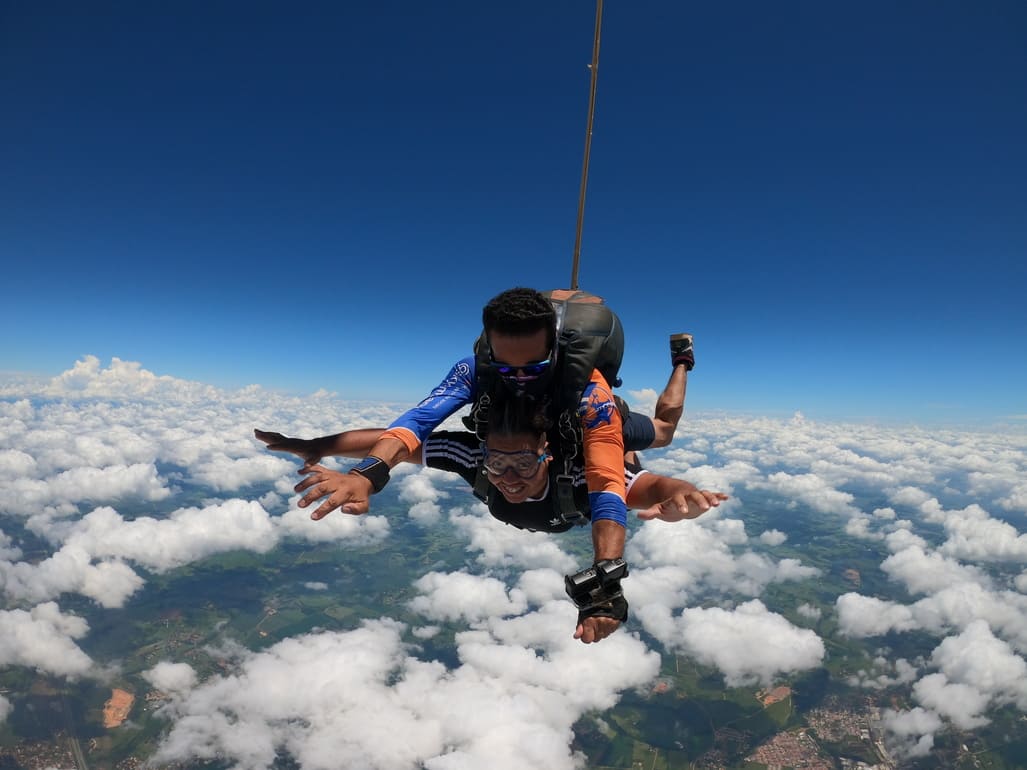 Dia do atleta profissional: saiba como se tornar um paraquedista