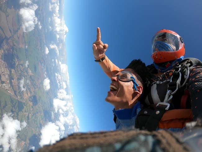 homem realizando salto duplo de paraquedas