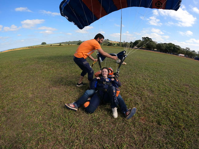 menina após salto de paraquedas