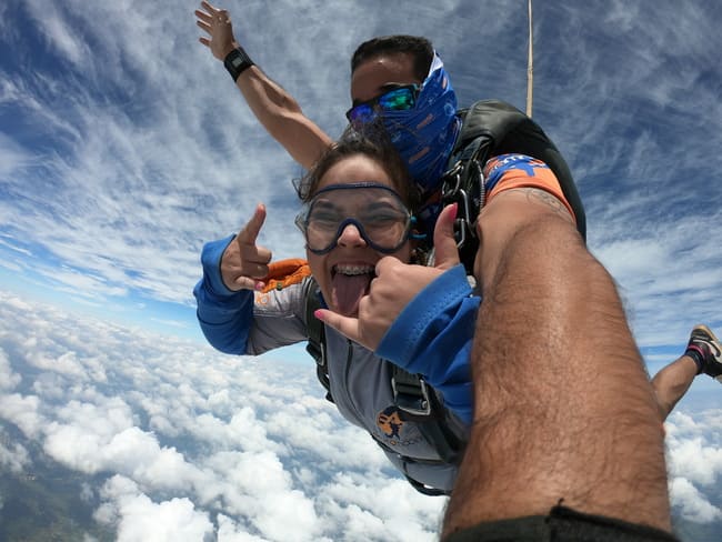 menina praticando esporte de aventura