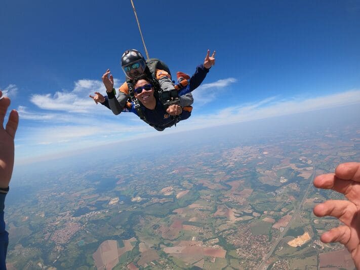 Como é o Salto de Paraquedas? Entendendo as forças e fenômenos físicos