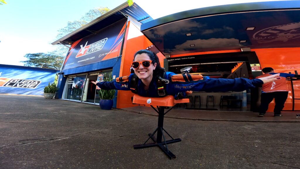 Pessoa em posição de queda livre.