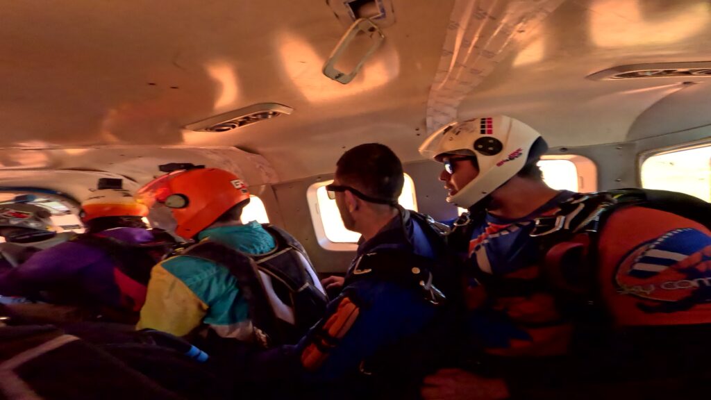 Pessoas se preparando para saltar