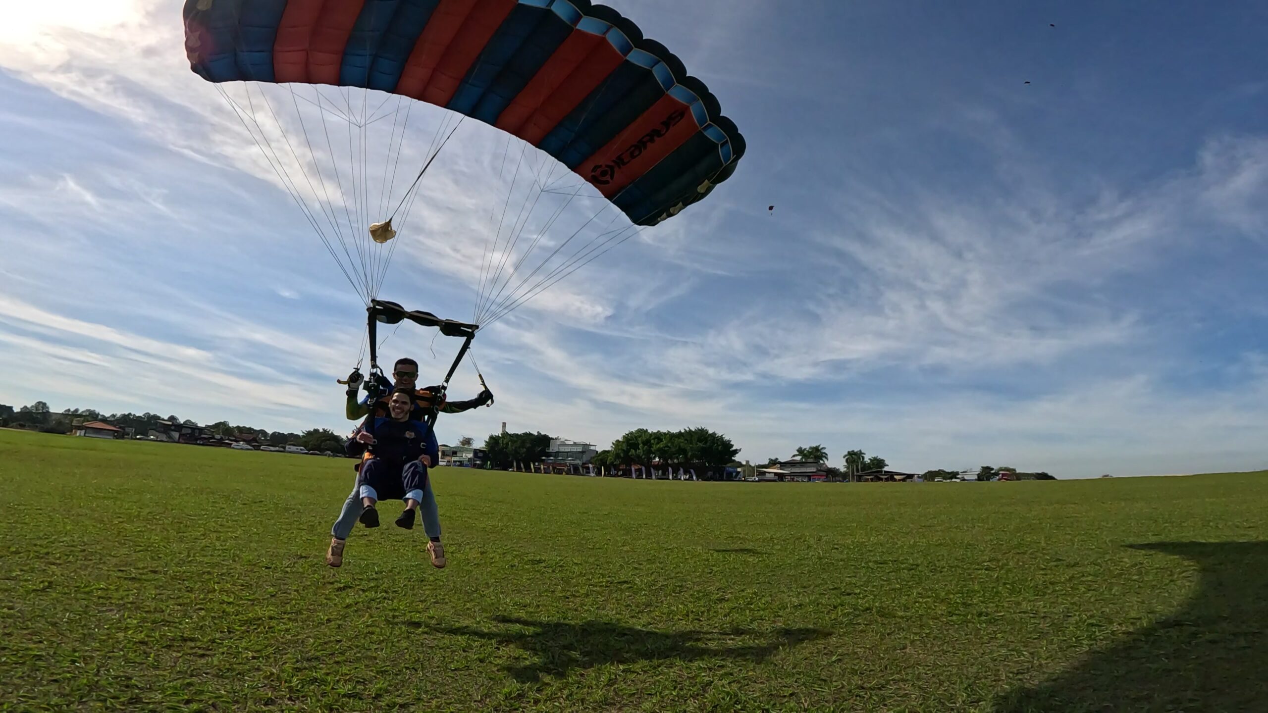 Pessoas aterrissando de paraquedas.