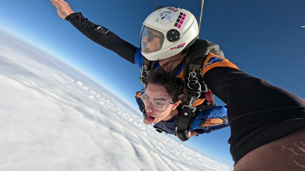 Salto de paraquedas em nuvens