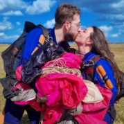 Casal celebrando o dia dos Namorados após um salto de paraquedas juntos
