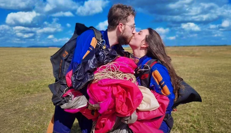 Comemore o Dia dos Namorados com um salto de paraquedas em casal