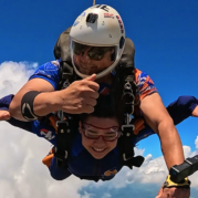 Instrutor de paraquedismo e aluna em queda livre durante salto duplo de paraquedas