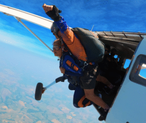 Salto de paraquedas no outono por que a estacao e ideal