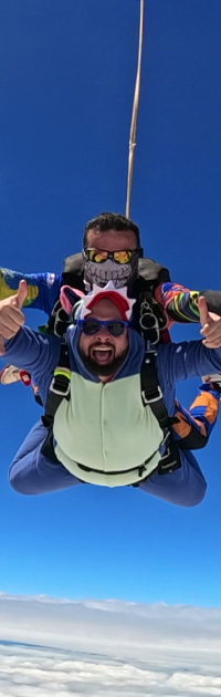 Salto de paraquedas emocionante no céu.