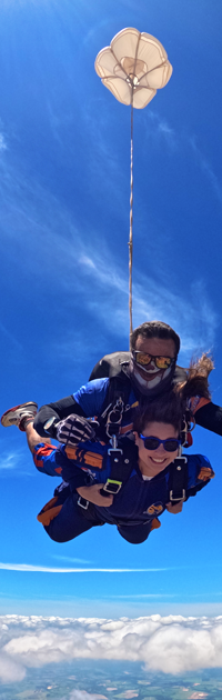 Pessoas saltando de paraquedas no céu