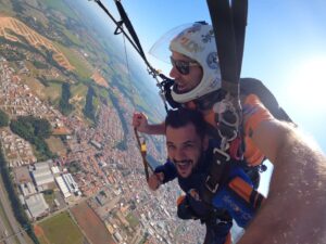 idade certa saltar de paraquedas