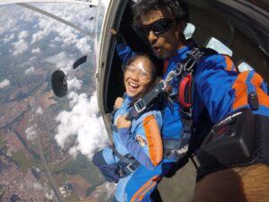 menina salto de paraquedas e1561408963517