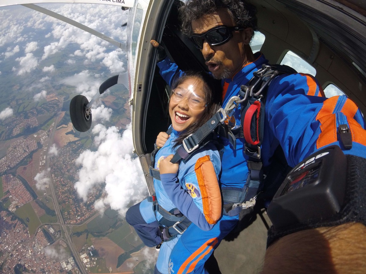 Idade para voar: Com que idade pode começar a saltar? 1 menina salto de paraquedas e1561408963517