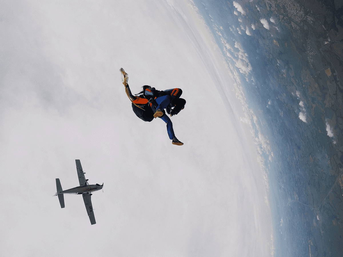 Semelhanças entre o primeiro paraquedas e os usado atualmente 1 primeiro paraquedas