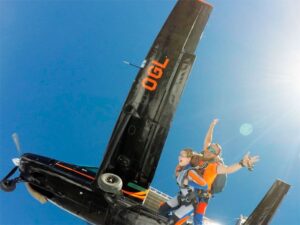 pulando do aviao capa