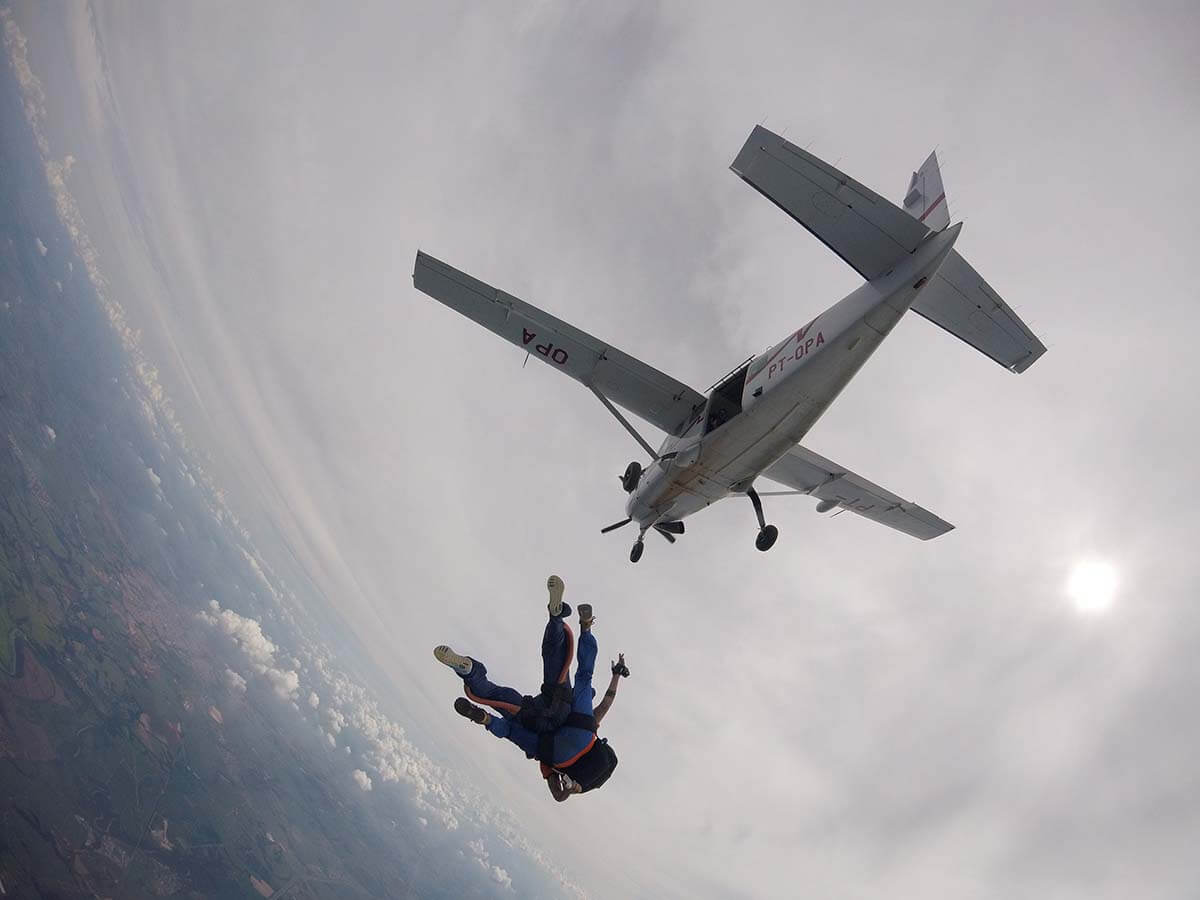 pulos de paraquedas