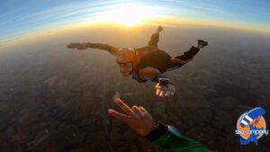 saltar de paraquedas sozinho