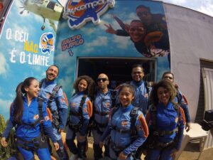 salto de paraquedas com amigos e1569591932397