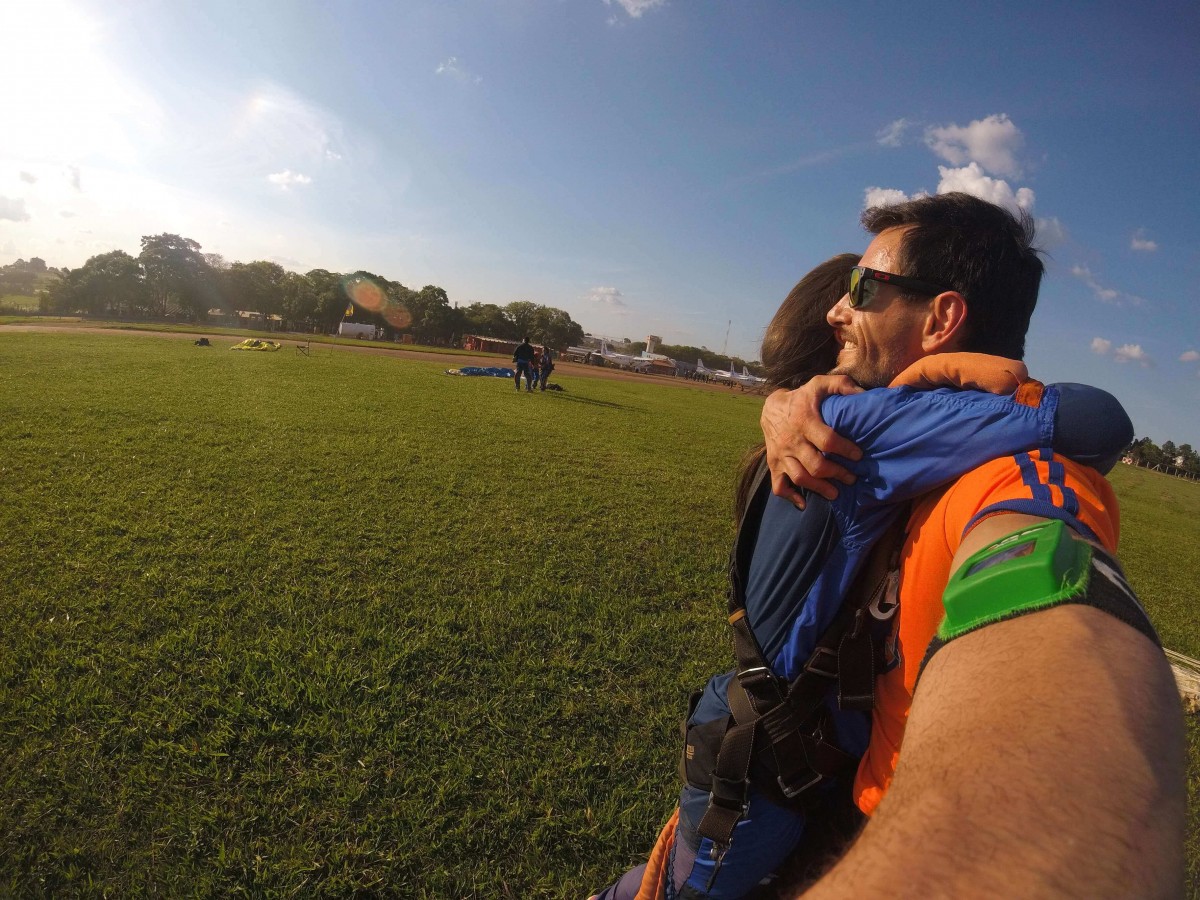 Salto de paraquedas romântico! Tenha um salto duplo com quem mais ama 1 salto duplo romantico e1560265814947