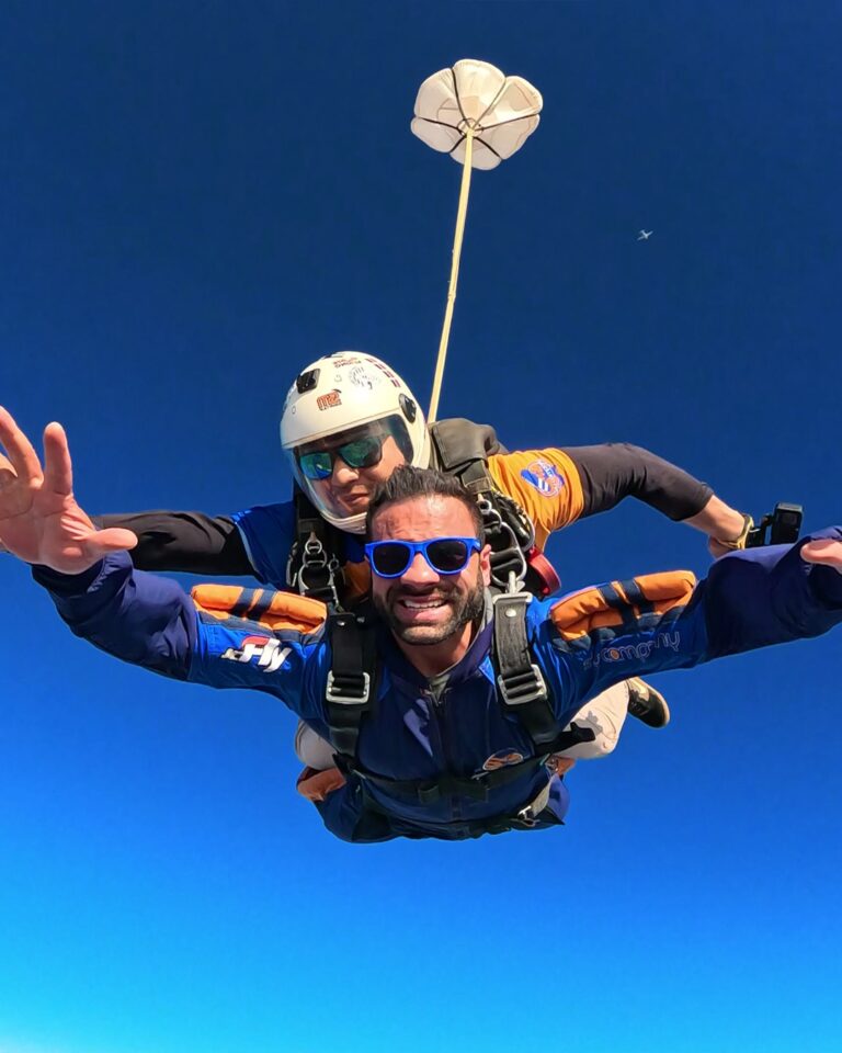 Instrutor de paraquedismo e aluno em queda livre após saltar de paraquedas