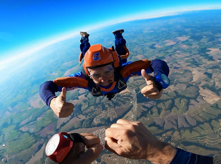 Aluno do curso de paraquedismo durante salto solo