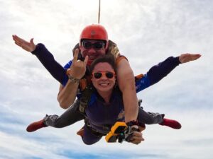 Instrutor de paraquedismo e aluna durante salto duplo