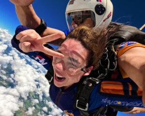 Instrutor de paraquedismo e aluna em queda livre