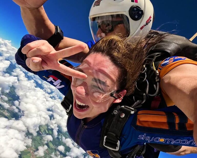 Instrutor de paraquedismo e aluna em queda livre