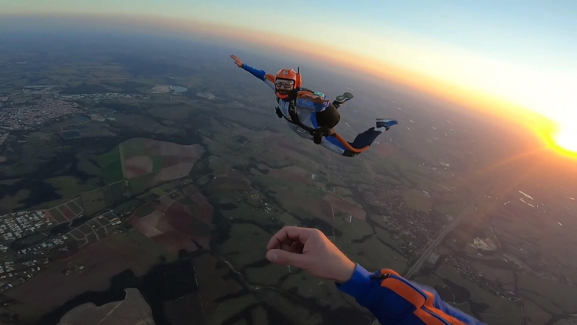 Aluno de paraquedismo em queda livre durante curso AFF