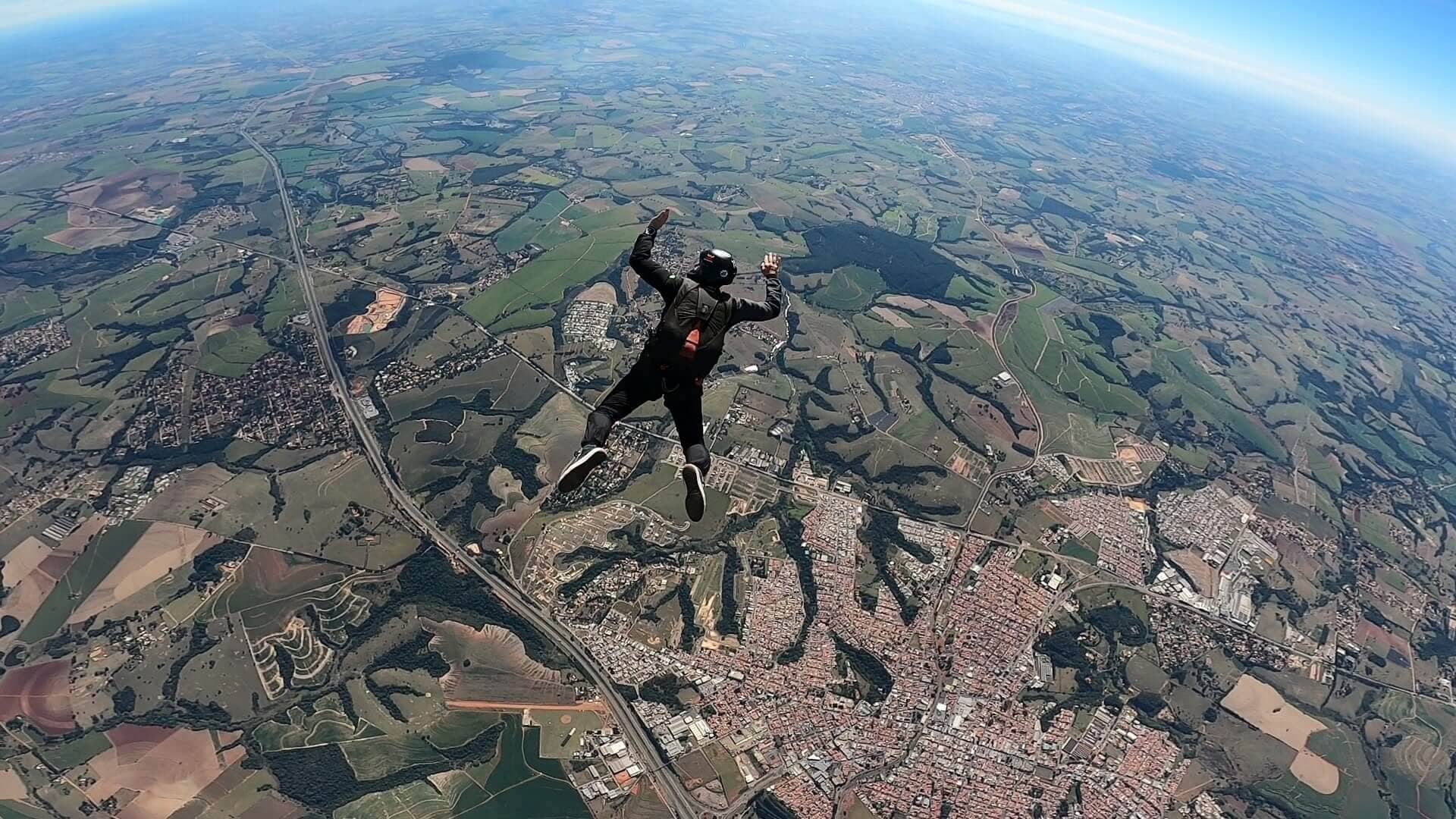 Visão de cima de um paraquedista em queda livre