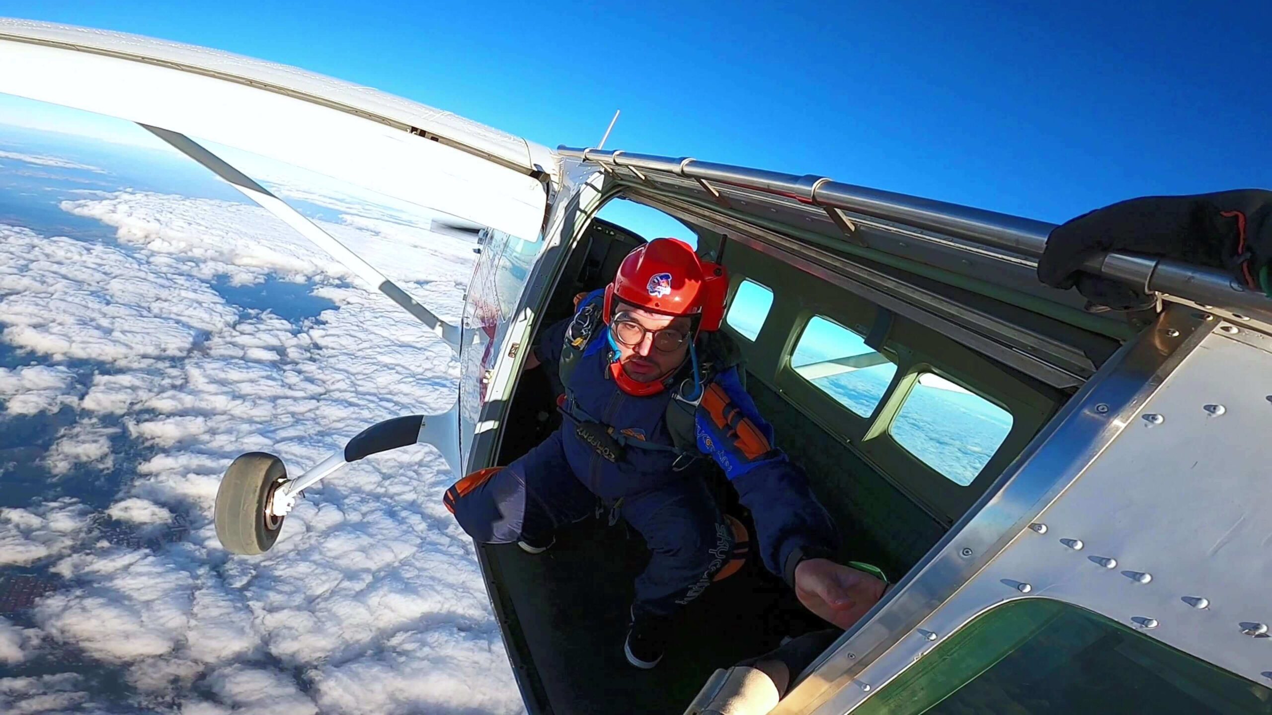 Paraquedista em avião prestes a saltar de paraquedas sozinho