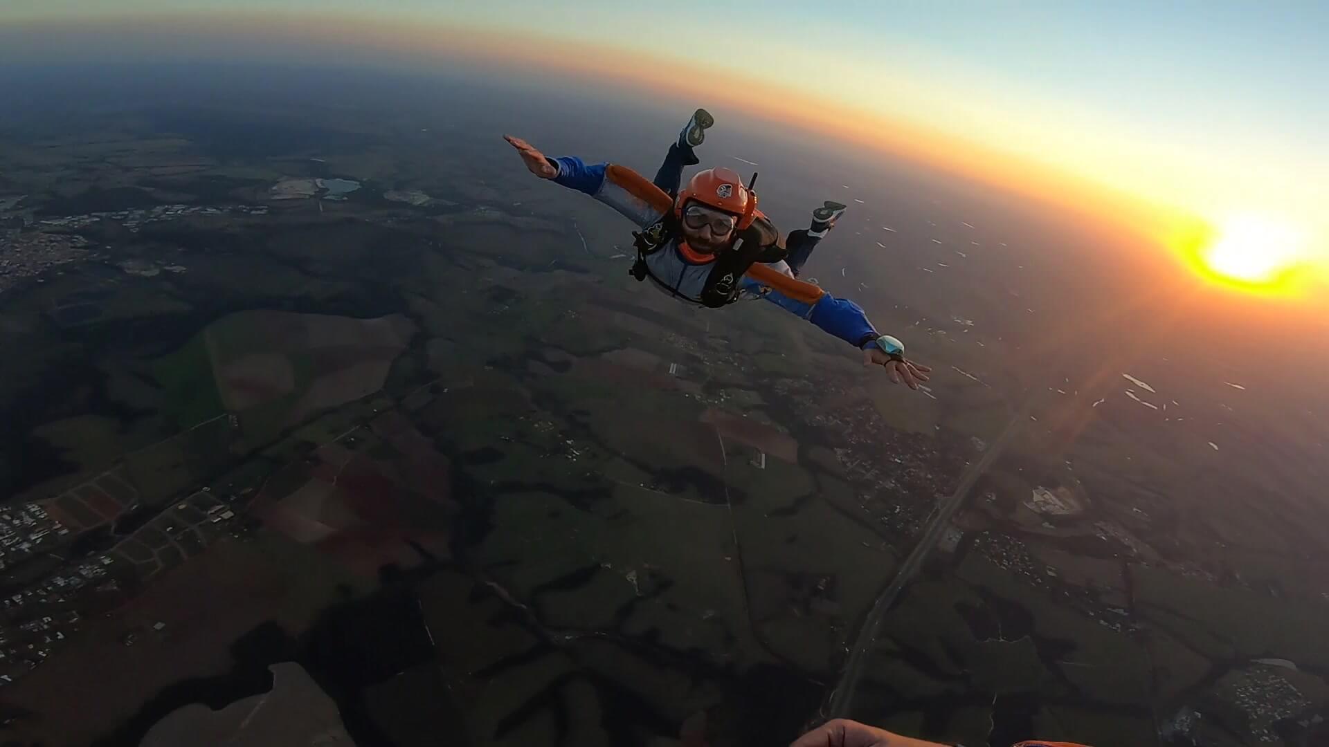 E possivel saltar de paraquedas sozinho sem
