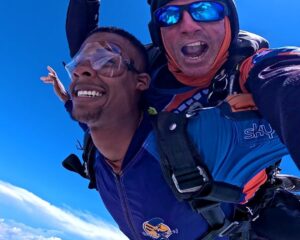 Instrutor de paraquedismo e aluno em queda livre após pular de paraquedas