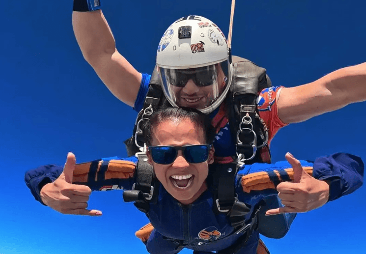Aluna e instrutor de paraquedismo durante salto duplo