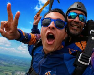 Aluno e instrutor de paraquedismo durante salto duplo